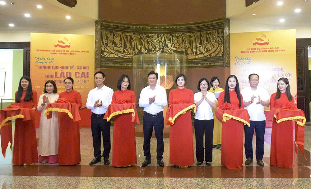 Các đại biểu cắt băng khai mạc triển lãm