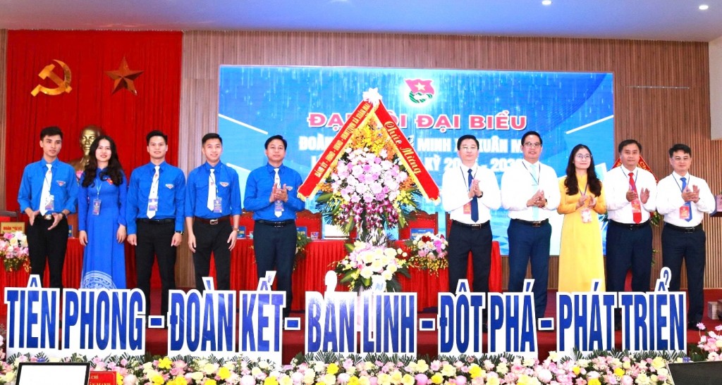 Đồng chí Nguyễn Hồng Phong – Phó Bí thư thường trực Đảng ủy xã phát biểu chỉ đạo và cùng các đồng chí trong BTV Đảng ủy tặng hoa chúc mừng Đại hội.