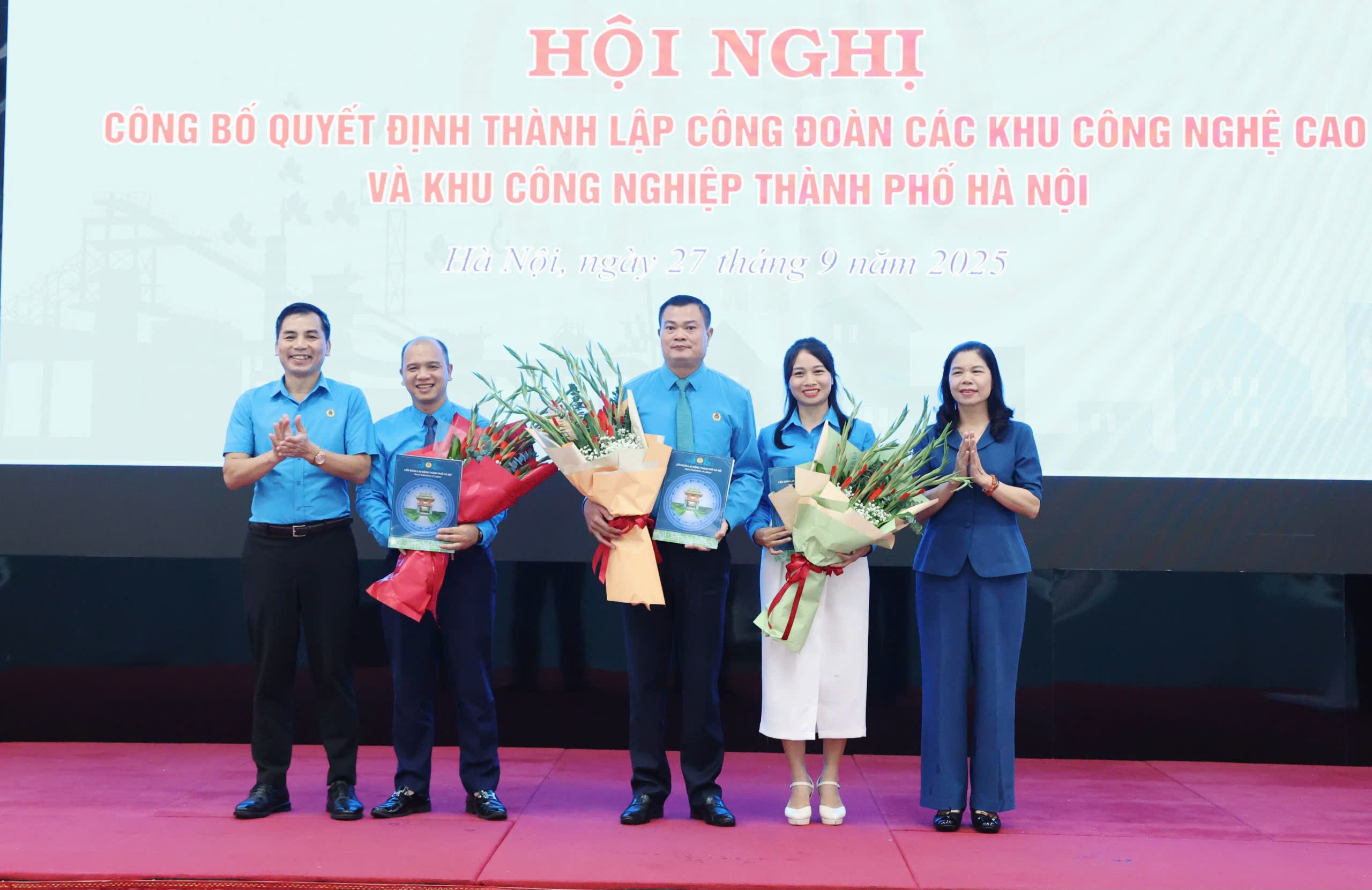 Phó Chủ tịch Uỷ ban Mặt trận Tổ quốc Việt Nam thành phố Hà Nội Đặng Thị Phương Hoa và Phó Chủ tịch Thường trực phụ trách LĐLĐ thành phố Hà Nội Lê Đình Hùng trao Quyết định cho các đồng chí Chủ tịch, Phó Chủ tịch Công đoàn các KCNC&amp;KCN thành phố Hà Nội