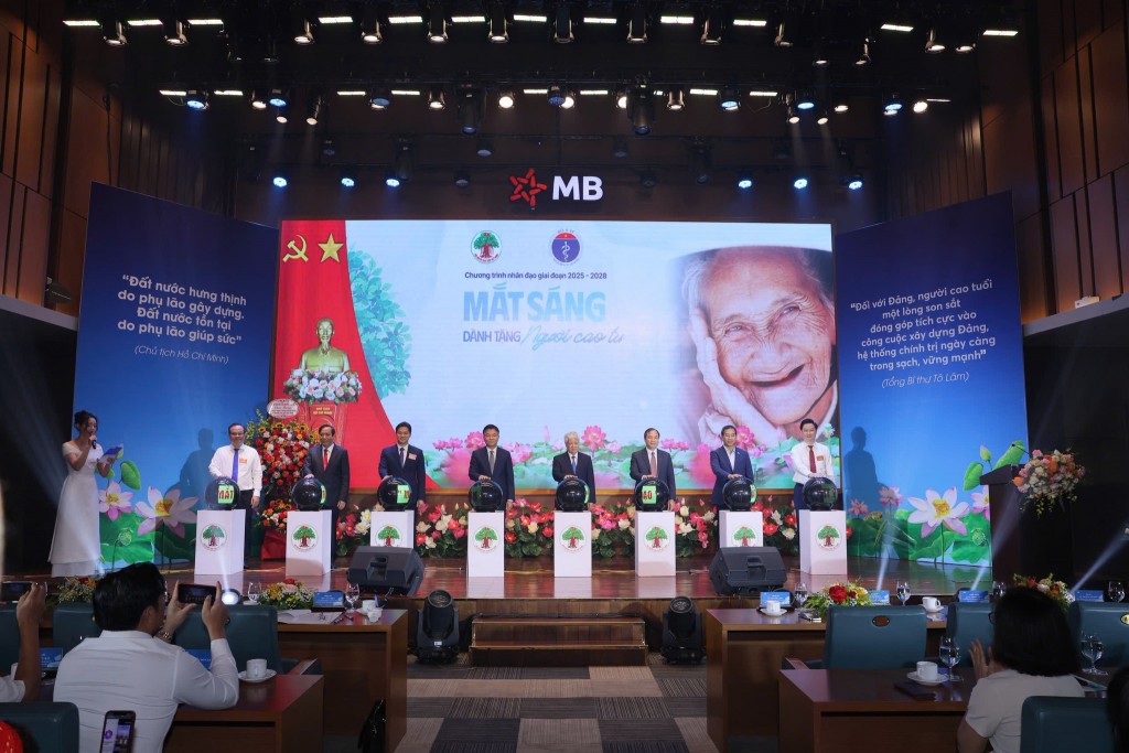 Phát động Tháng hành động vì người cao tuổi và Chương trình "Mắt sáng cho người cao tuổi" Phát động Tháng hành động vì người cao tuổi và Chương trình "Mắt sáng cho người cao tuổi"