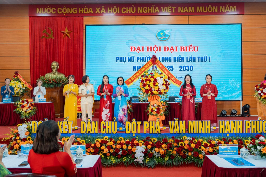 đồng chí: Nguyễn Kim Quý - Ủy viên BTV, Trưởng Ban Công tác phụ nữ, Hội LHPN Hà Nội