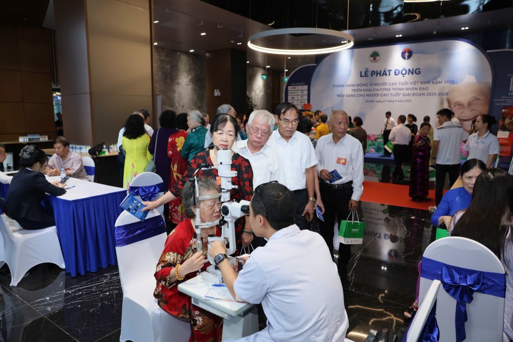 Hoạt động kiểm tra thăm khám mắt và phát thuốc cho người cao tuổi tại lễ phát động. Hoạt động kiểm tra thăm khám mắt và phát thuốc cho người cao tuổi tại lễ phát động.
