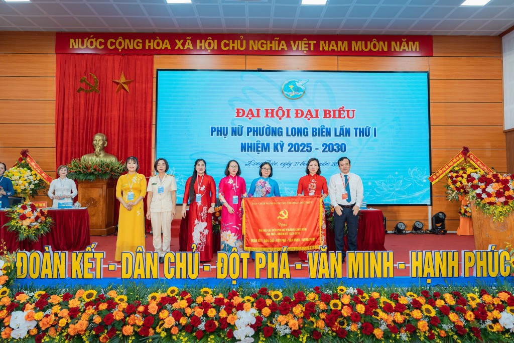 Phụ nữ phường Long Biên phát huy vai trò trong chuyển đổi số