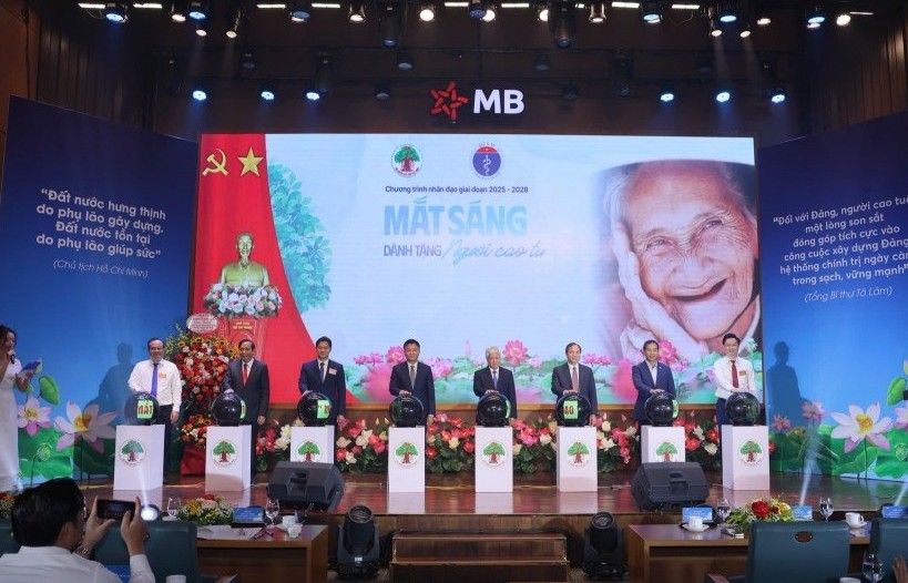 Đặt mục tiêu năm 2028 khám tầm soát mắt cho 90% người cao tuổi