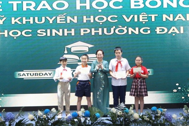 Hơn 130 suất học bổng được trao tặng cho học sinh phường Đại Mỗ