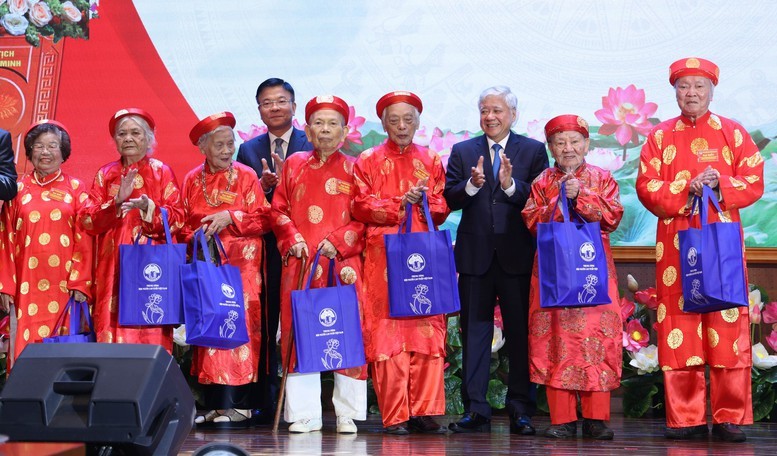 Đồng chí Đỗ Văn Chiến và đồng chí Lê Thành Long trao quà mừng thọ 10 cụ trên 90 tuổi Phát động Tháng hành động vì người cao tuổi và Chương trình "Mắt sáng cho người cao tuổi"