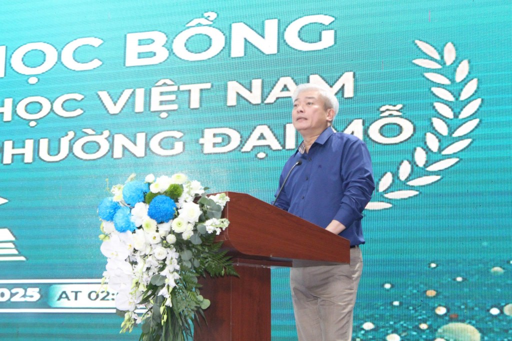 Đồng chí Mai Trọng Thái, Bí thư Đảng uỷ, Chủ tịch HĐND phường Đại Mỗ phát biểu tại Lễ trao học bổng