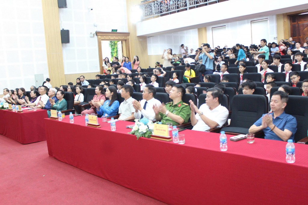 Các đại biểu dự lễ trao học bổng