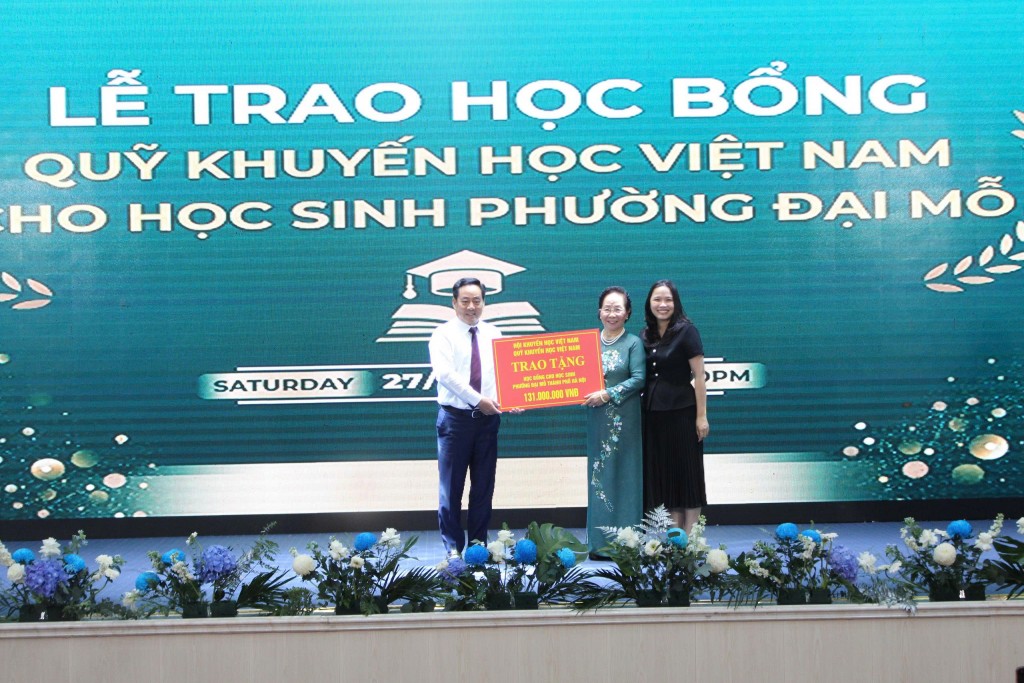 Nguyên Phó Chủ tịch nước, Chủ tịch Hội khuyến học Việt Nam Nguyễn Thị Doan trao tặng hơn 130 triệu đồng học bổng cho đại diện lãnh đạo UBND phường Đại Mỗ
