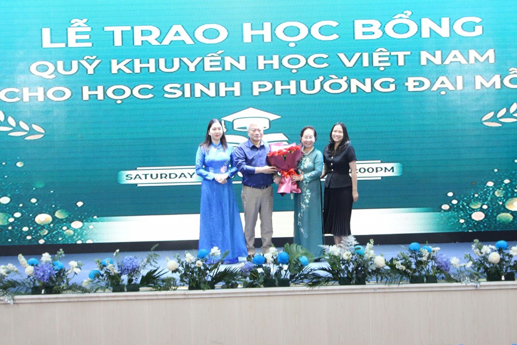 Các đồng chí lãnh đạo Đảng uỷ phường Đại Mỗ tặng hoa cảm ơn bà Nguyễn Thị Doan cùng đơn vị đồng hành quỹ khuyến học