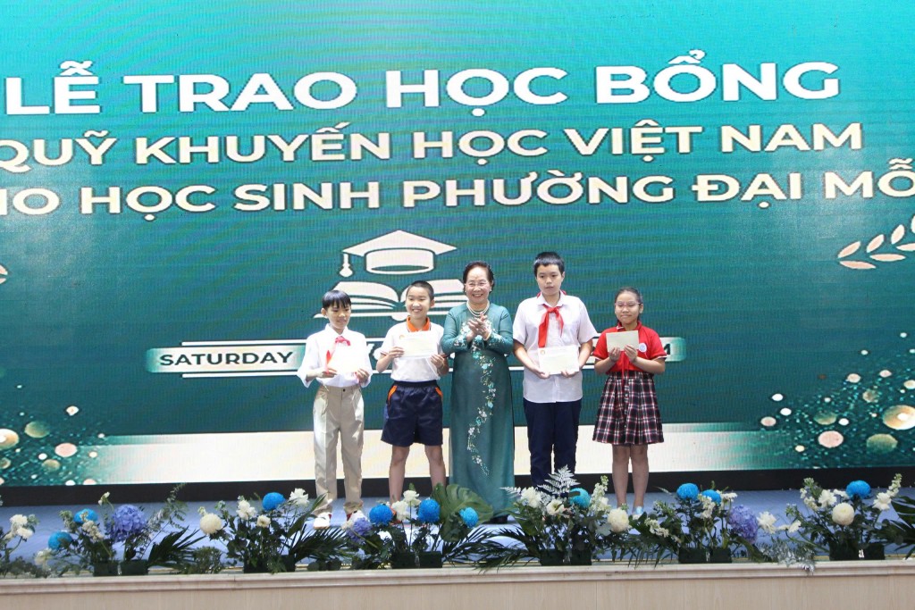 Nguyên Phó Chủ tịch nước, Chủ tịch Hội khuyến học Việt Nam Nguyễn Thị Doan trao các phần quà cho các em học sinh đạt nhiều giải thưởng và học sinh có hoàn cảnh khó khăn