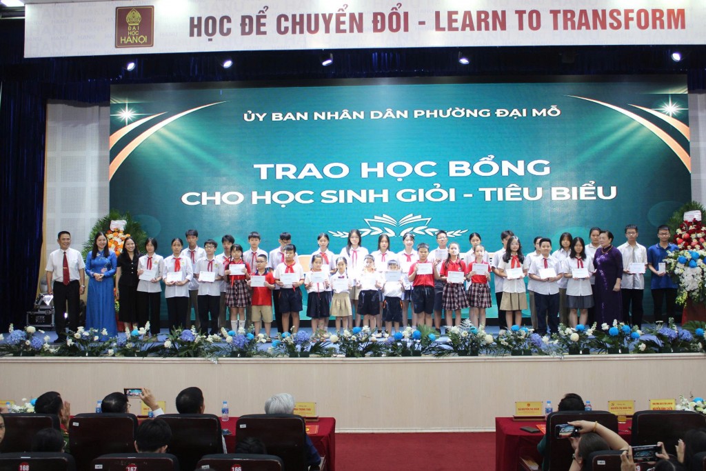 Đại diện lãnh đạo Đảng uỷ, HĐND, UBND phường Đại Mỗ và lãnh đạo Hội khuyến học Việt Nam trao học bổng cho các em học sinh