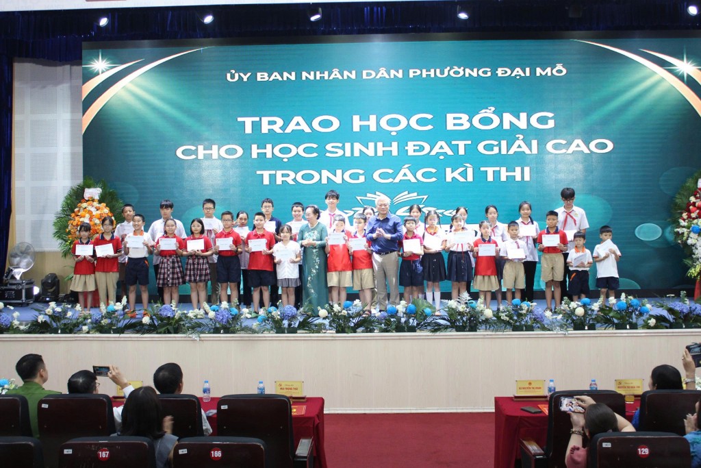 Nguyên Phó Chủ tịch nước, Chủ tịch Hội khuyến học Việt Nam Nguyễn Thị Doan và Bí thư Đảng uỷ, Chủ tịch HĐND phường Đại Mỗ Mai Trọng Thái trao học bổng cho học sinh trên địa bàn phường Đại Mỗ