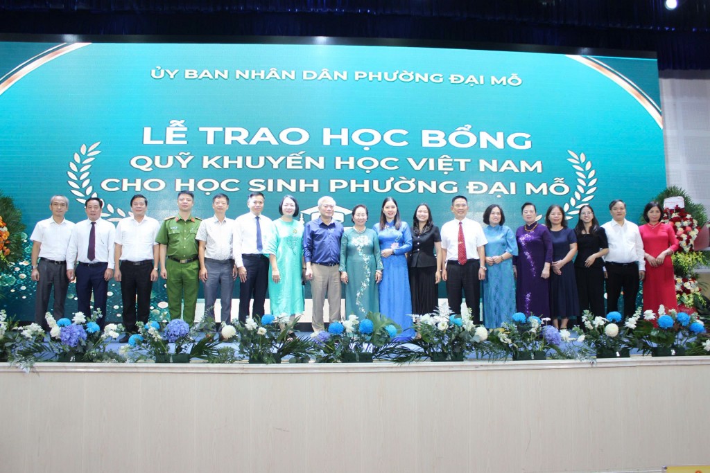 Nguyên Phó Chủ tịch nước, Chủ tịch Hội khuyến học Việt Nam Nguyễn Thị Doan chụp ảnh lưu niệm với các đồng chí lãnh đạo Đảng uỷ, UBND phường Đại Mỗ và lãnh đạo các đơn vị dự lễ trao học bổng
