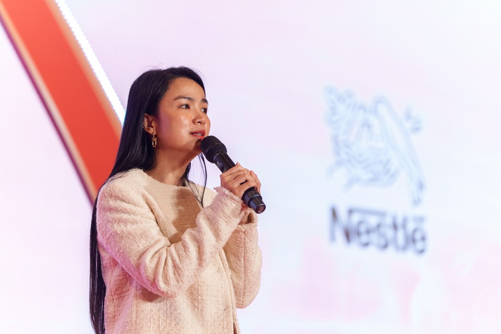 Bà Lê Tú Quỳnh, Giám đốc Ngành hàng Dinh dưỡng Trẻ sơ sinh và Trẻ nhỏ, Nestlé Việt Nam chia sẻ tại sự kiện “Nâng tầm tiêu chuẩn khoa học dinh dưỡng – Tối ưu lợi thế đầu đời cho con” Bà Lê Tú Quỳnh, Giám đốc Ngành hàng Dinh dưỡng Trẻ sơ sinh và Trẻ nhỏ, Nestlé Việt Nam chia sẻ tại sự kiện “Nâng tầm tiêu chuẩn khoa học dinh dưỡng – Tối ưu lợi thế đầu đời cho con”