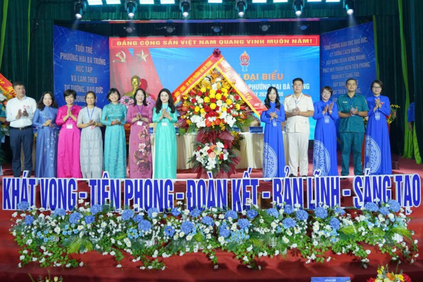 Lãnh đạo phường Hai Bà Trưng tặng hoa chúc mừng Đại hội Lãnh đạo phường Hai Bà Trưng tặng hoa chúc mừng Đại hội