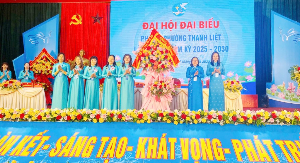 Đại diện lãnh đạo Hội LHPN Phụ nữ thành phố và Tổ công tác chỉ đạo Đại hội số 2 Thành phố tặng hoa chúc mừng Đại hội