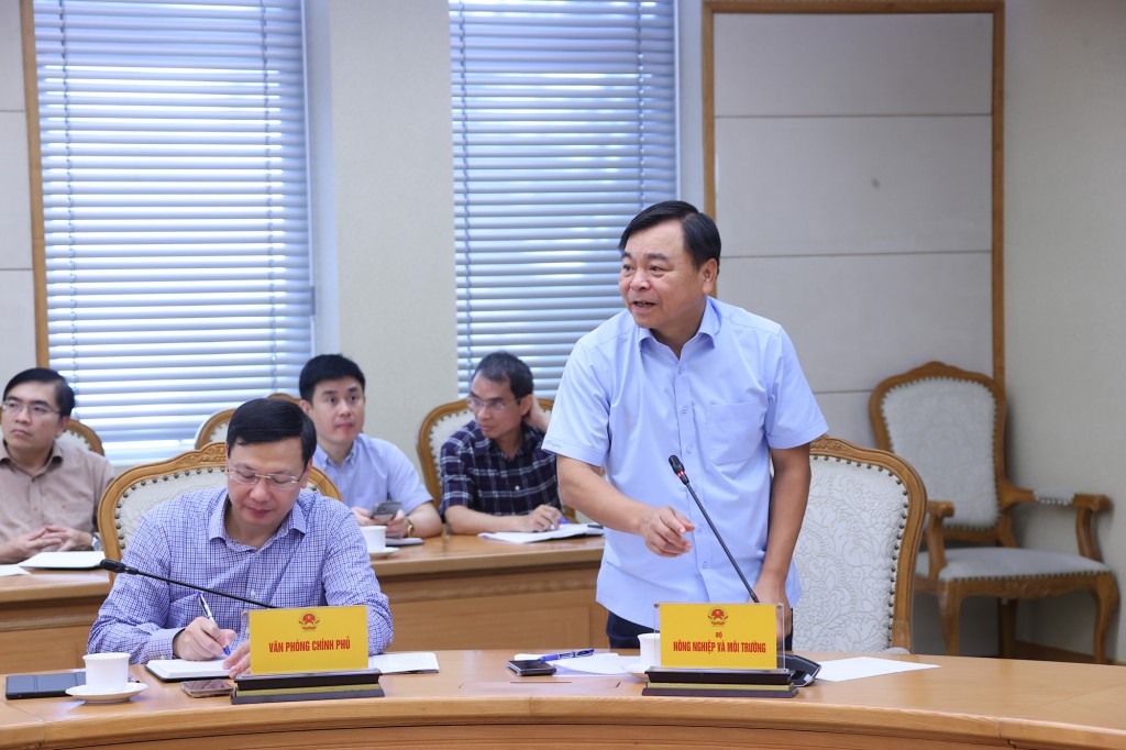 Thứ trưởng Bộ Nông nghiệp và Môi trường Nguyễn Hoàng Hiệp đề nghị các địa phương cũng phải tập trung gia cố đê điều xung yếu - Ảnh: VGP/MK Thứ trưởng Bộ Nông nghiệp và Môi trường Nguyễn Hoàng Hiệp đề nghị các địa phương cũng phải tập trung gia cố đê điều xung yếu - Ảnh: VGP/MK