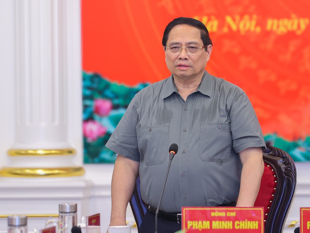 Thay mặt lãnh đạo Đảng, Nhà nước, Thủ tướng ghi nhận, biểu dương những kết quả và thành tích nổi bật trong 9 tháng năm 2025 của Bộ Quốc phòng và Tổng cục Công nghiệp quốc phòng đã đạt được - Ảnh: VGP/Nhật Bắc