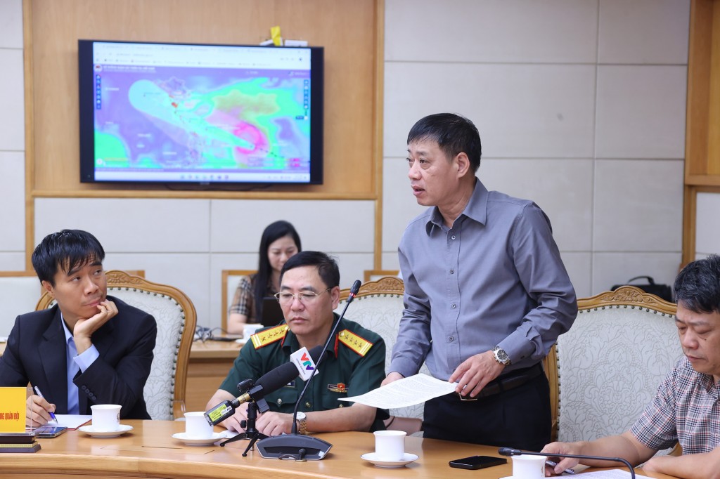 Ông Hoàng Đức Cường, Phó Cục trưởng Cục Khí tượng-Thủy văn cho biết, khi áp sát vùng biển cách Đà Nẵng khoảng 200 km (rạng sáng 28/9), bão số 10 có khả năng đạt cường độ mạnh nhất, cấp 13–14, giật cấp 15–16; vào đến bờ vẫn còn cấp 11–12, ven biển cấp 12–13 - Ảnh: VGP/MK Ông Hoàng Đức Cường, Phó Cục trưởng Cục Khí tượng-Thủy văn cho biết, khi áp sát vùng biển cách Đà Nẵng khoảng 200 km (rạng sáng 28/9), bão số 10 có khả năng đạt cường độ mạnh nhất, cấp 13–14, giật cấp 15–16; vào đến bờ vẫn còn cấp 11–12, ven biển cấp 12–13 - Ảnh: VGP/MK
