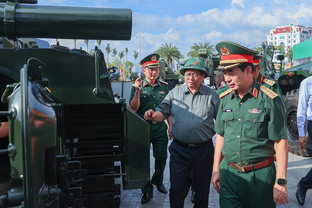 Thủ tướng và Đoàn công tác Chính phủ thăm trưng bày các vũ khí, khí tài - Ảnh: VGP/Nhật Bắc