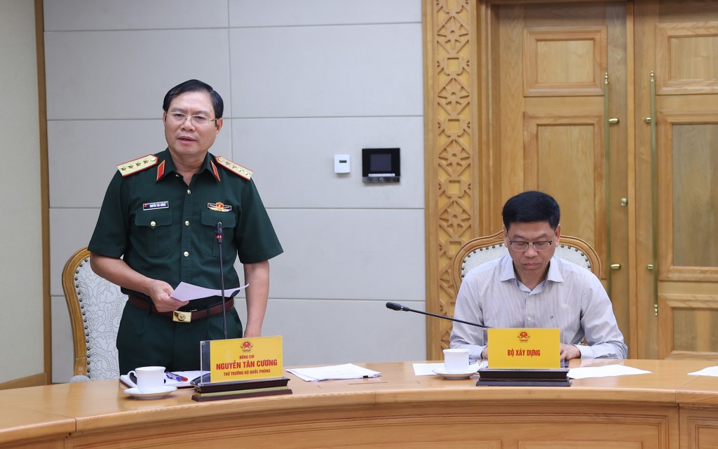 Đại tướng Nguyễn Tân Cương, Tổng Tham mưu trưởng, Thứ trưởng Bộ Quốc phòng cho biết Bộ sẽ bố trí lực lượng có mặt sẵn tại các khu vực trọng điểm, đề phòng tình huống bị chia cắt, cô lập, mất liên lạc - Ảnh: VGP/MK Đại tướng Nguyễn Tân Cương, Tổng Tham mưu trưởng, Thứ trưởng Bộ Quốc phòng cho biết Bộ sẽ bố trí lực lượng có mặt sẵn tại các khu vực trọng điểm, đề phòng tình huống bị chia cắt, cô lập, mất liên lạc - Ảnh: VGP/MK