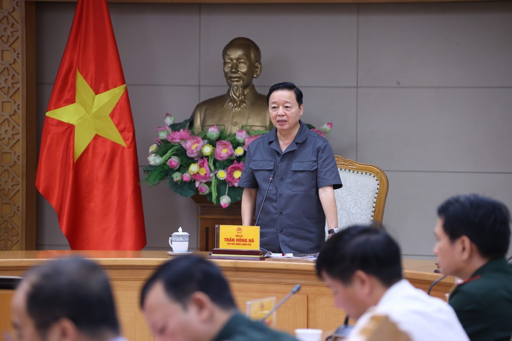 Phó Thủ tướng Trần Hồng Hà yêu cầu cầu các địa phương phải thực hiện nghiêm các mốc thời gian: Trước 12 giờ trưa 27/9 phải kiểm soát tuyệt đối tàu thuyền trên biển, đến 17 giờ ngày 27/9 dừng toàn bộ hoạt động trên biển - Ảnh: VGP/MK Phó Thủ tướng Trần Hồng Hà yêu cầu cầu các địa phương phải thực hiện nghiêm các mốc thời gian: Trước 12 giờ trưa 27/9 phải kiểm soát tuyệt đối tàu thuyền trên biển, đến 17 giờ ngày 27/9 dừng toàn bộ hoạt động trên biển - Ảnh: VGP/MK