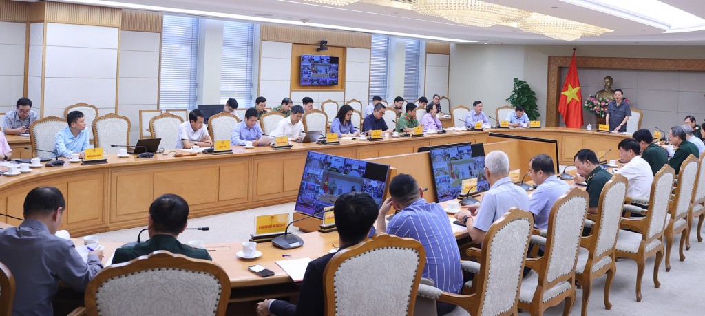 Phó Thủ tướng cũng đặc biệt lưu ý, thông tin phải đến tận tay ngư dân, người dân vùng xung yếu, không chỉ qua báo, đài mà cả tin nhắn điện thoại, hệ thống quốc phòng, biên phòng, cảnh sát biển - Ảnh: VGP/MK Phó Thủ tướng cũng đặc biệt lưu ý, thông tin phải đến tận tay ngư dân, người dân vùng xung yếu, không chỉ qua báo, đài mà cả tin nhắn điện thoại, hệ thống quốc phòng, biên phòng, cảnh sát biển - Ảnh: VGP/MK