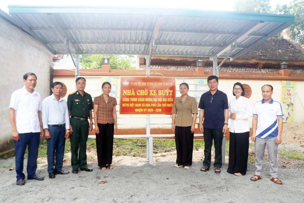 Uỷ ban MTTQ xã Hòa Phú tổ chức khánh thành nhà chờ xe buýt