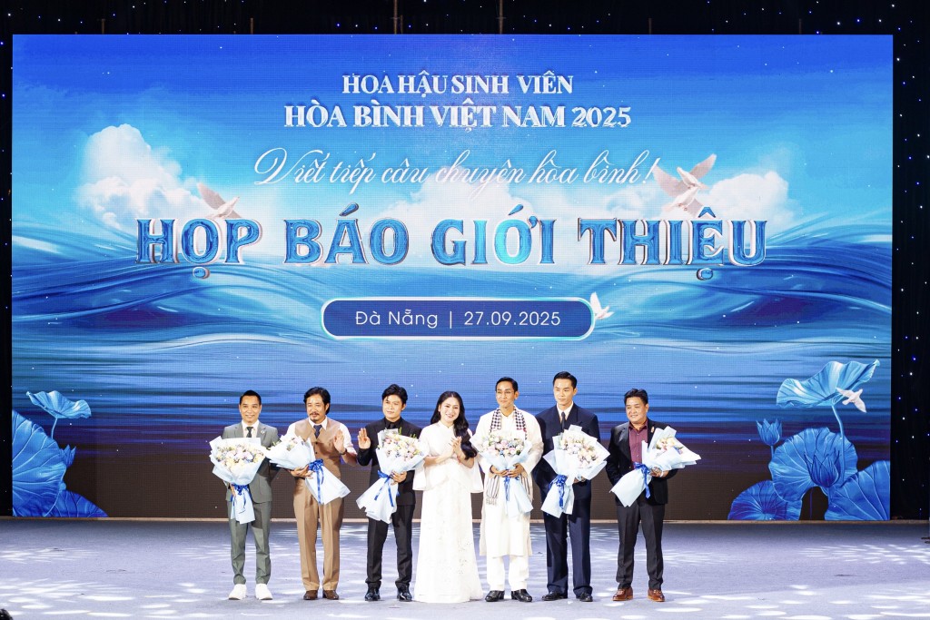 Thành viên Ban Giám khảo ra mắt tại lễ khởi động Cuộc thi Hoa hậu Sinh viên Hòa bình Việt Nam 2025