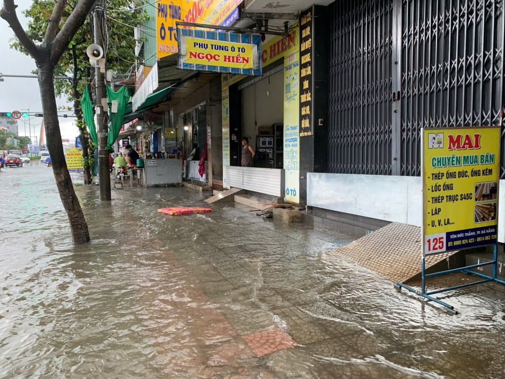 Nhiều tuyến đường trung tâm thành phố bị ngập nửa mét sau cơn mưa, kéo dài nhiều giờ chưa rút khiến giao thông hỗn loạn (Ảnh Út Vũ)