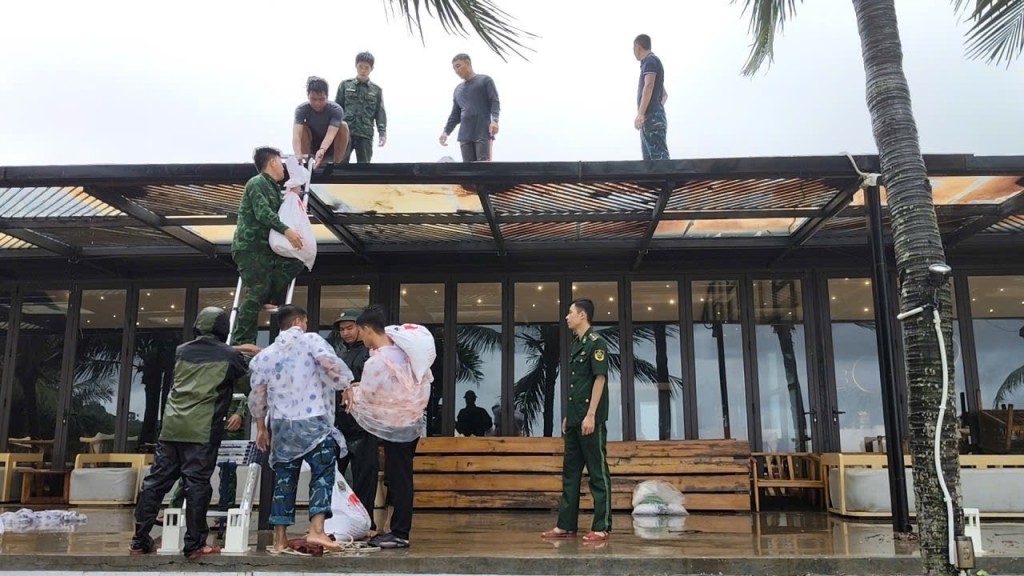 Lực lượng chức năng hỗ trợ người dân chằng chống nhà cửa, phòng chống bão (Ảnh Bộ đội BP)