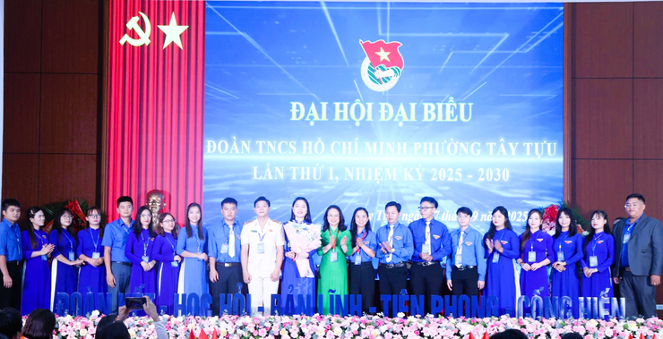 Đồng chí Nguyễn Thị Nắng Mai, - Phó Bí thư Thường trực Đảng uỷ phường Tây Tựu  tặng hoa chúc mừng Ban chấp hành Đoàn thanh niên phường