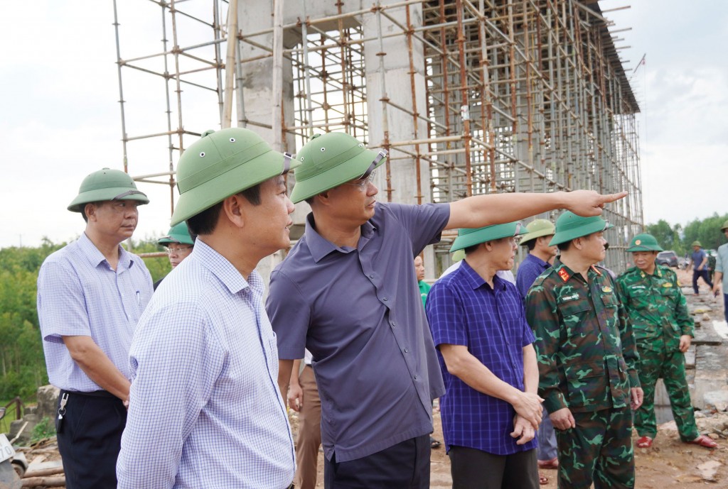 Bí thư Tỉnh ủy Quảng Trị Lê Ngọc Quang kiểm tra hồ Vực Tròn (xã Hòa Trạch)