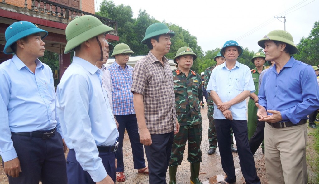 Phó Chủ tịch Thường trực UBND tỉnh Quảng Trị Hoàng Nam kiểm tra tại hồ chứa nước Ái Tử
