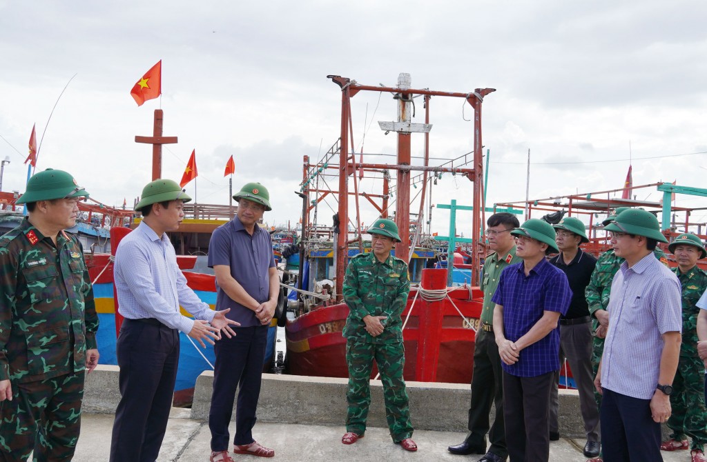 Bí thư Tỉnh ủy Quảng Trị Lê Ngọc Quang kiểm tra khu neo đậu tránh trú bão Cửa Roòn (xã Phú Trạch)