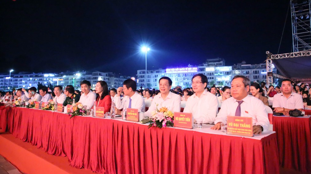 Các đồng chí lãnh đạo tỉnh tham dự chương trình nghệ thuật đặc biệt chào mừng thành công Đại hội đại biểu Đảng bộ tỉnh Quảng Ninh lần thứ XVI.