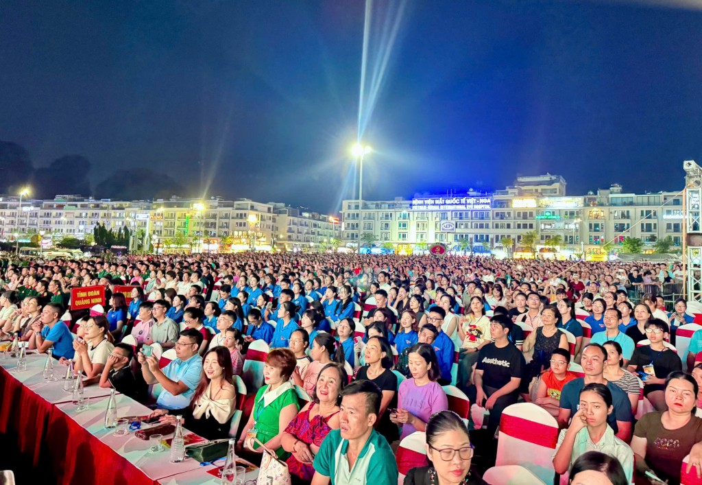 Chương trình thu hút đông đảo người dân và du khách.