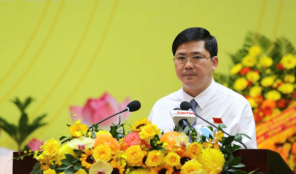 Đồng chí Nguyễn Tuấn Anh, Phó Bí thư Thành ủy, Trưởng Đoàn đại biểu Quốc hội TP Cần Thơ, thay mặt Đoàn Chủ tịch trình bày báo cáo tổng hợp ý kiến đóng góp vào các dự thảo Văn kiện trình Đại hội.