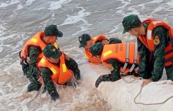 Thủ tướng yêu cầu tập trung ứng phó bão số 10 và mưa lũ, sạt lở đất