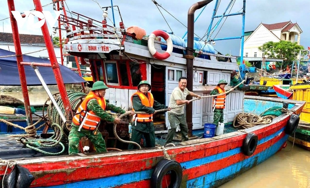 Bộ đội Biên phòng Nghệ An giúp ngư dân neo đậu tàu thuyền (nguồn: VOV)