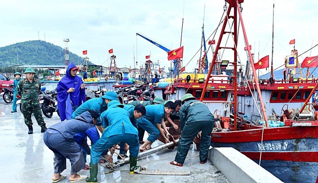 Lực lượng Dân quân phường Cửa Lò giúp dân neo đậu tàu thuyền tránh trú bão số 10 (Nguồn: VOV)