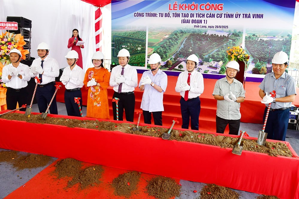 Lãnh đạo tỉnh và đại biểu thực hiện nghi thức khởi công công trình