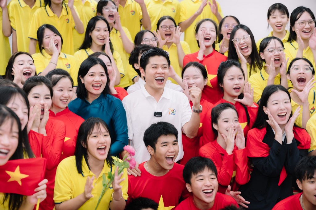 Nhạc sỹ Nguyễn Văn Chung được học sinh Trường THPT Việt Đức vô cùng yêu thích, mến mộ. Ảnh: Trường THPT Việt Đức