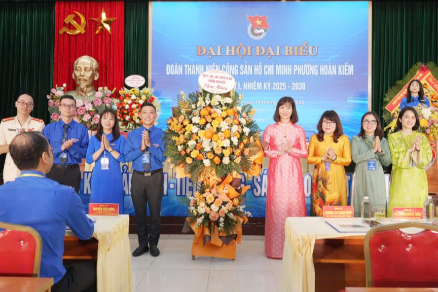 Đại hội đón nhận hoa chúc mừng từ lãnh đạo phường Hoàn Kiếm Đại hội đón nhận hoa chúc mừng từ lãnh đạo phường Hoàn Kiếm