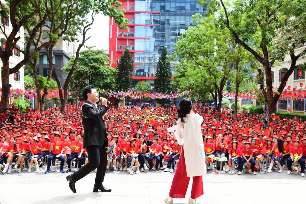Ca sỹ Tùng Dương giao lưu cùng học sinh Trường THCS&amp;THPT Nguyễn Siêu. Ảnh: Trường Nguyễn Siêu