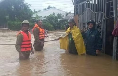 Mưa lớn do ảnh hưởng của bão Bualoi gây ngập lụt cục bộ nhiều nơi tại Huế 