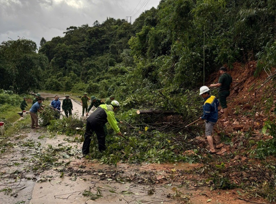 Tại Km 211+1 đường Hồ Chí Minh nhánh Tây thuộc thôn Xary, xã Hướng Phùng đã xảy ra sạt lở đất Tại Km 211+1 đường Hồ Chí Minh nhánh Tây thuộc thôn Xary, xã Hướng Phùng đã xảy ra sạt lở đất