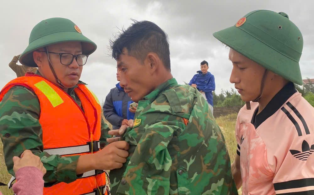 Một ngư dân gặp nạn đã được đưa vào bờ an toàn