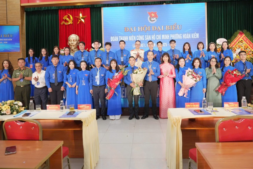 Các vị đại biểu tặng hoa chúc mừng Ban Chấp hành Đoàn phường Hoàn Kiếm nhiệm kỳ 2025 - 2030 Các vị đại biểu tặng hoa chúc mừng Ban Chấp hành Đoàn phường Hoàn Kiếm nhiệm kỳ 2025 - 2030